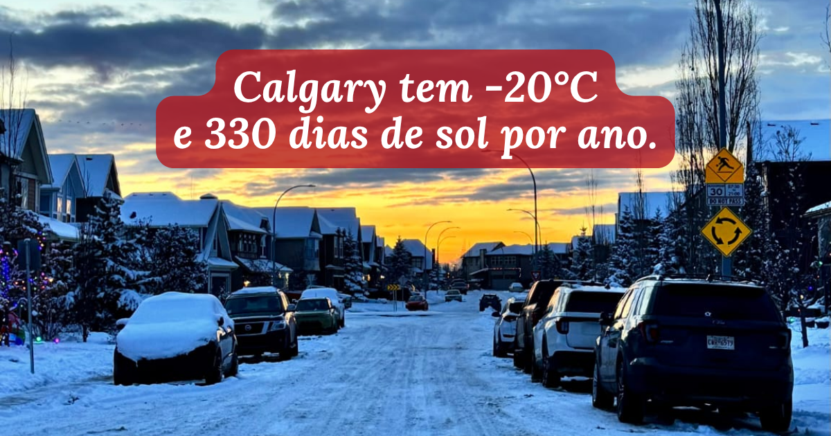Rua residencial de Calgary coberta de neve ao anoitecer, com céu alaranjado ao fundo — bairro de Mahogany no inverno
